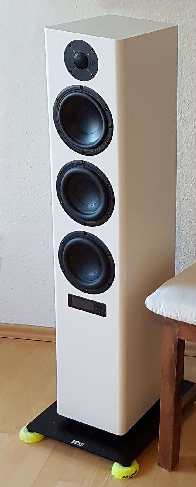 Loudspeaker with tweeter and three moving-coil woofers